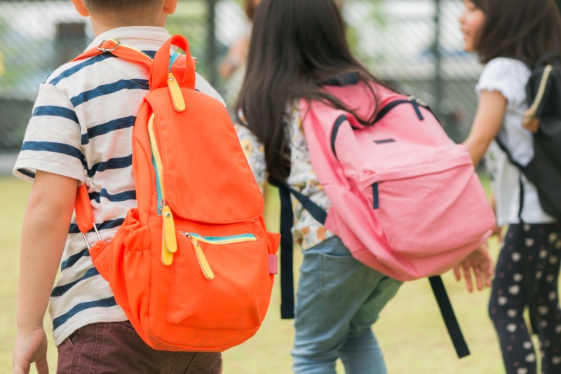Scuola, lo zaino non provoca la scoliosi ma mette a rischio la schiena